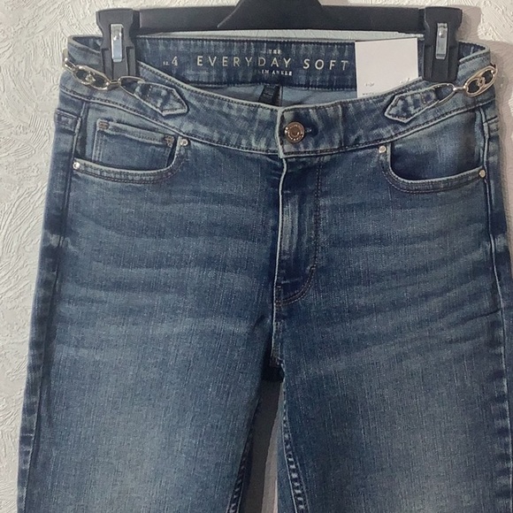 WHBM NEW - Sz 4 - the everyday soft - Mid Rise - slim ankle Jeans - Picture 5 of 8